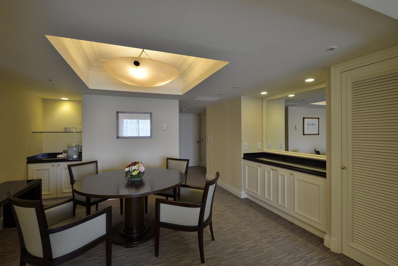 The Sherwood Taipei Exterior foto A suite at the Hilton Tokyo